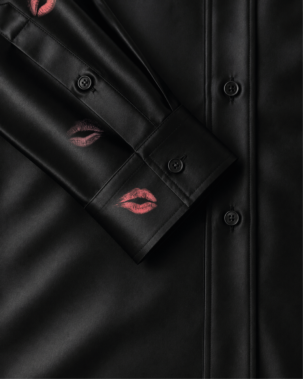 Black kiss shirt