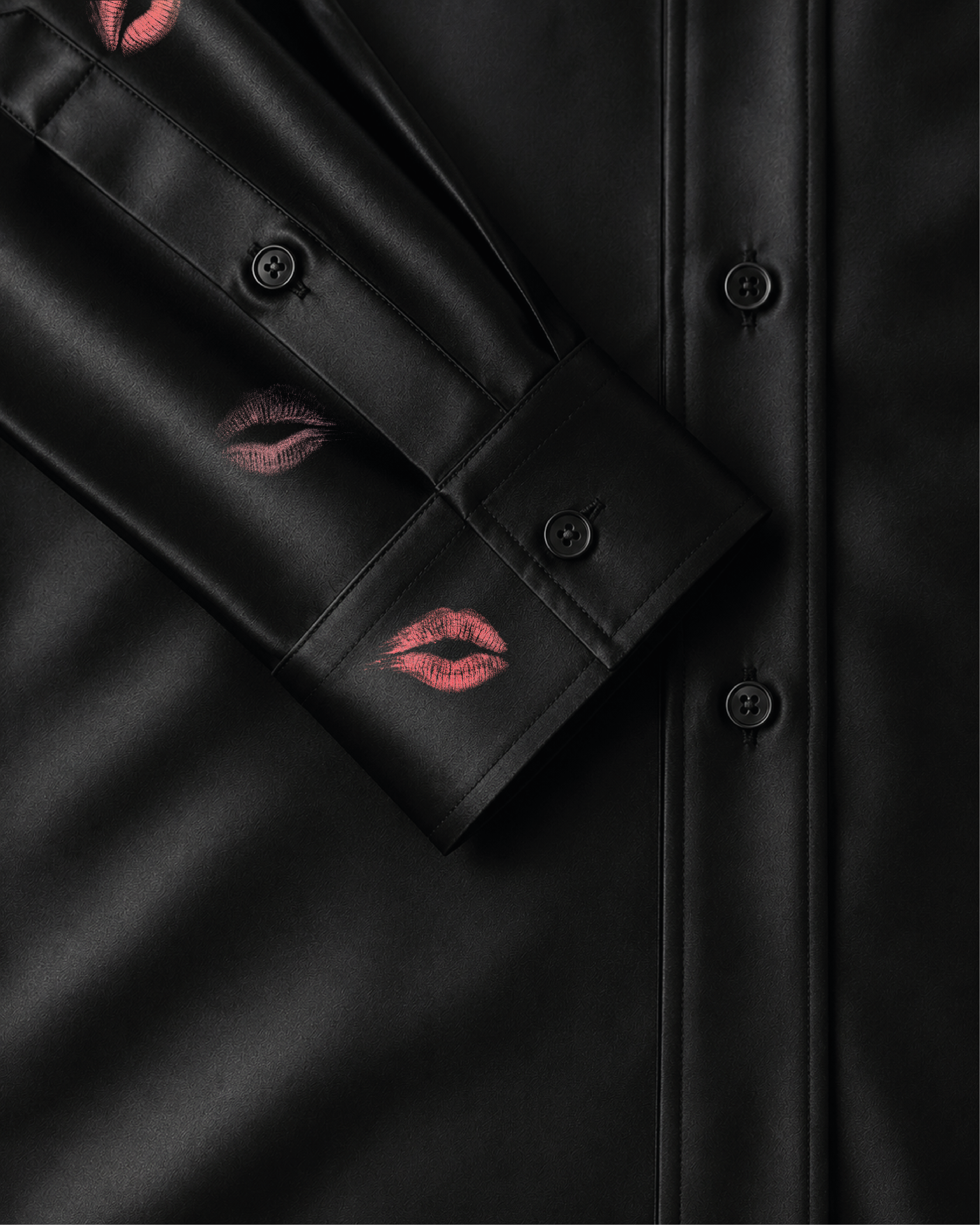 Black kiss shirt